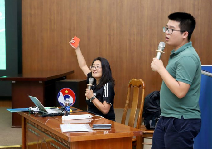 Giảng viên FIFA hướng dẫn luật thi đấu tại World Cup 2023 cho ĐT nữ Việt Nam