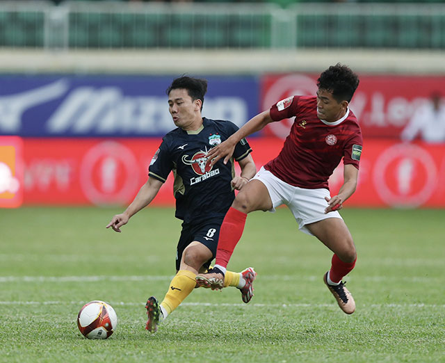 Minh Vương (trái) và HAGL nhiều khả năng kết thúc giai đoạn 1 V.League 2023 với 1 vị trí trong nhóm đua trụ hạng  - Ảnh: MINH TRẦN