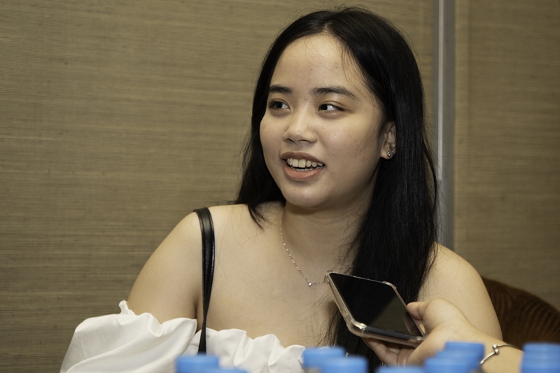 Đi cùng Fancy United tới Thái Lan có thêm 1 thành viên nữ là Uyên Nhi, bạn gái của tuyển thủ Nguyễn "Wukong" Văn Thiện