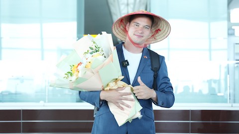 Đội nón lá, Filip Nguyễn rạng rỡ khi về đến Việt Nam