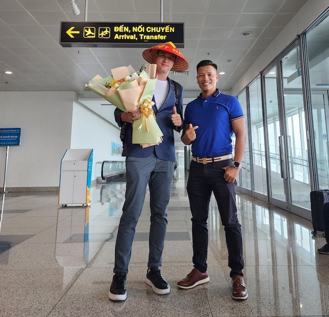 Chàng thủ môn gốc Việt đã được đại diện của CA Hà Nội tiếp đón ngay sân bay