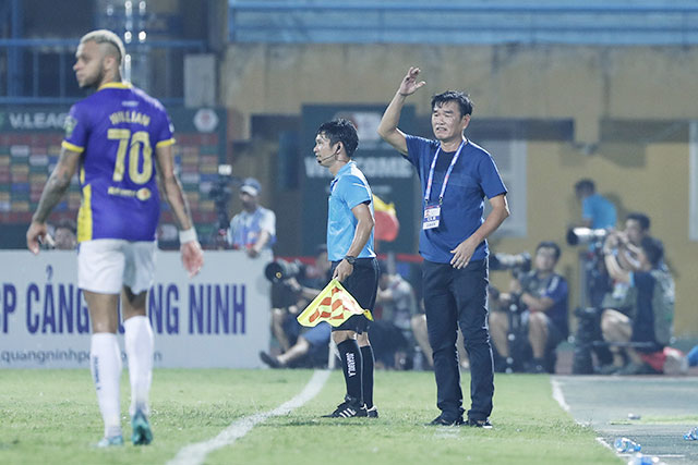 HLV Phan Thanh Hùng (phải) đã phải chia tay SHB Đà Nẵng sau khi thất bại trong việc vực dậy đội bóng quê hương - Ảnh: MINH TUẤN