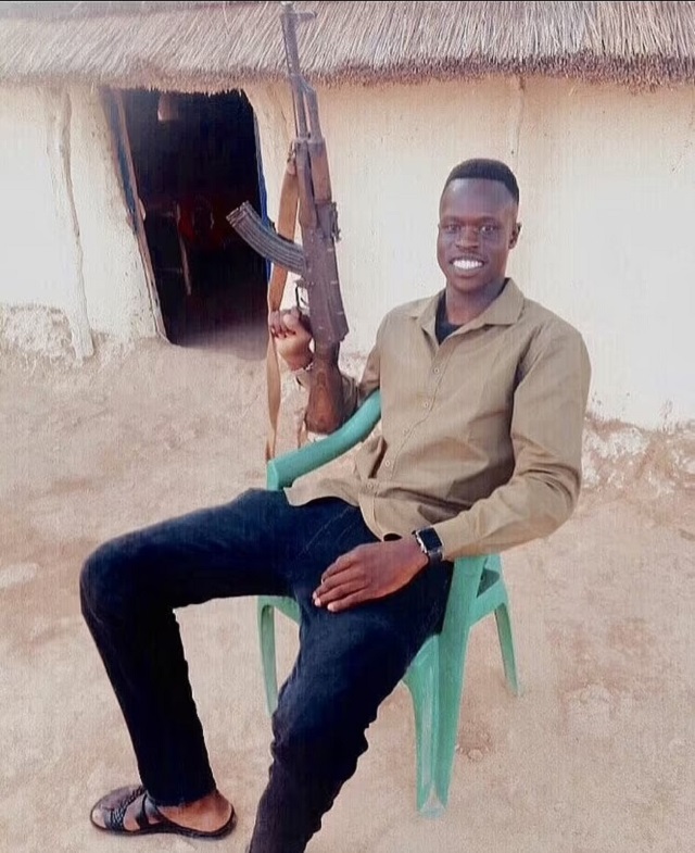 Mawien Kuol trong một lần chụp ảnh tại Sudan với khẩu AK