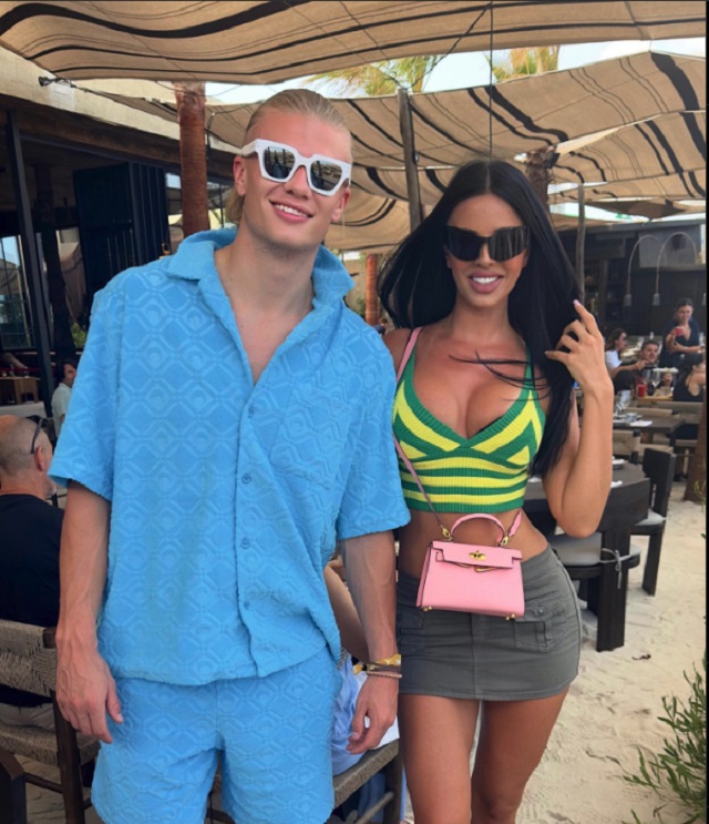 Ivana Knoll chụp ảnh cùng Haaland khi gặp nhau tại bờ biển Ibiza