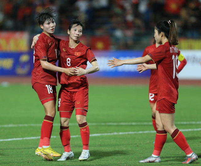 Vũ Thị Hoa (18) cùng đồng đội ăn mừng bàn thắng cho ĐT nữ Việt Nam               Ảnh: ĐỨC CƯỜNG