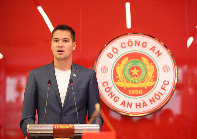 Filip Nguyễn háo hức được ra sân cho CLB Công an Hà Nội - Ảnh: Đức Cường