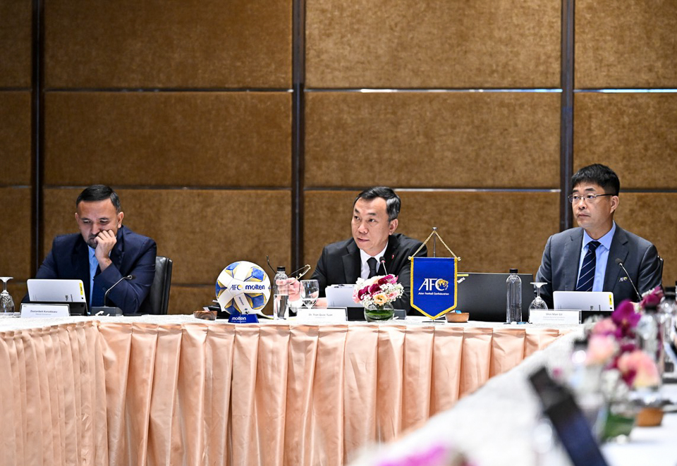 Chủ tịch VFF Trần Quốc Tuấn, Trưởng ban thi đấu AFC chủ trì cuộc họp chốt phương thức thi đấu vòng loại World Cup 2026 - Ảnh: VFF  