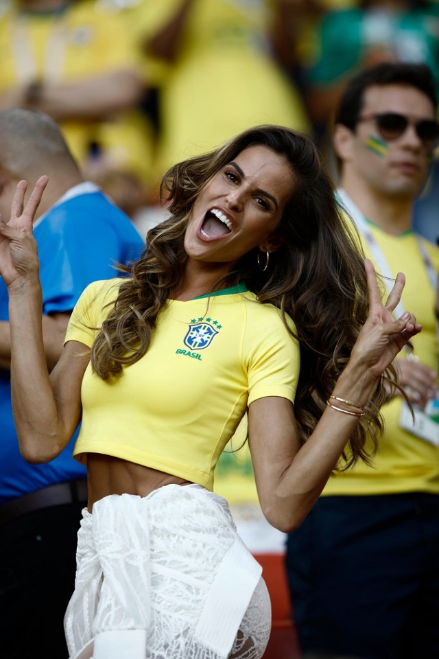 Izabel cũng không quên cổ vũ đội tuyển quê hương Brazil