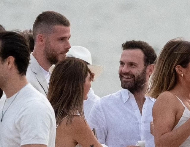 Tiền vệ Juan Mata (phải) đã có mặt trên đảo từ một ngày trước đó trong tiệc mừng của cô dâu chú rể