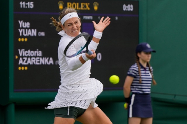 Azarenka mặc quần trong màu xanh lá cây tại vòng một Wimbledon 2023