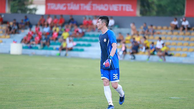 Thủ môn Phạm Văn Phong không được đăng ký trong trận đấu giữa Viettel vs CLB TP.HCM. Ảnh: Viettel