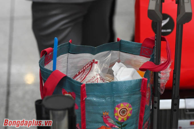 Trong hành lý của mình, các nữ tuyển thủ mang theo một số món ăn vặt ưa thích như bánh tráng, bánh đa, hoa quả, bánh kẹo…