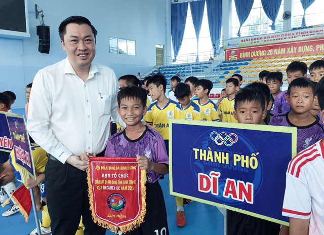 Ông Cao Văn Chóng - PGĐ Sở Văn hóa, Thể thao và Du lịch tỉnh tặng cờ lưu niệm cho các đội tham dự giải