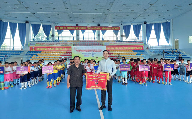 Ông Nguyễn Kim Phụng – Phó Chủ tịch Liên đoàn Bóng đá tỉnh Bình Dương tặng quà và cờ tri ân cho đại diện đơn vị tài trợ giải
