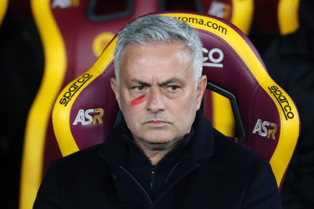 Jose Mourinho và vệt sơn đỏ trên má