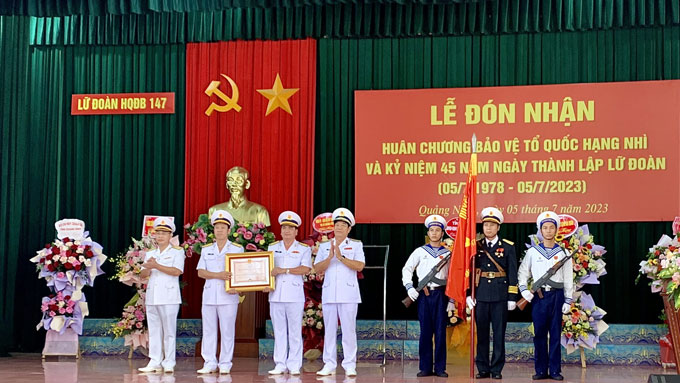 Chuẩn Đô đốc Phan Tuấn Hùng, Uỷ viên Đảng uỷ Quân chủng, Phó Tư lệnh Quân chủng Hải quân, trao tặng Huân chương Bảo vệ Tổ quốc hạng Nhì cho Lữ đoàn 147