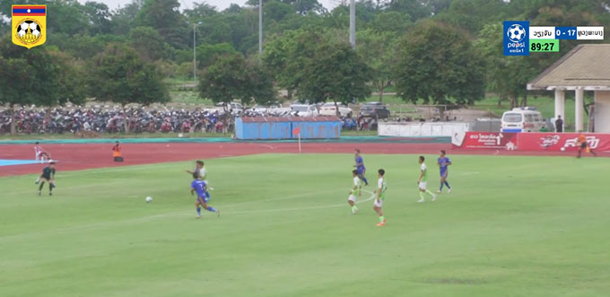 Các  cầu thủ Viengphanh (cam trắng) dường như "buông" cho đối thủ ghi bàn