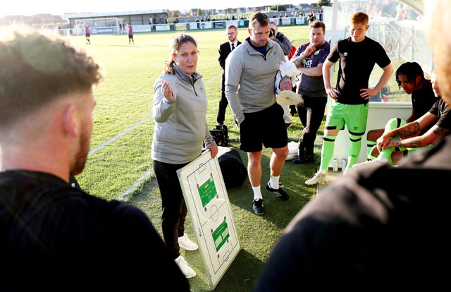 Nữ HLV Hannah Dingley  đang hướng dẫn các cầu thủ  Forest Green Rovers