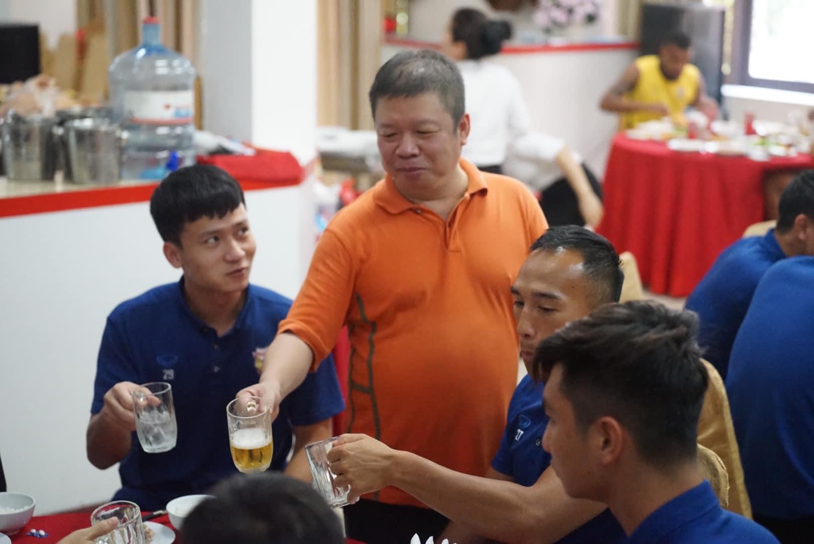 Bầu Sơn thường xuyên thăm hỏi, đến ăn cơm động viên đội bóng - Ảnh: HLHT 