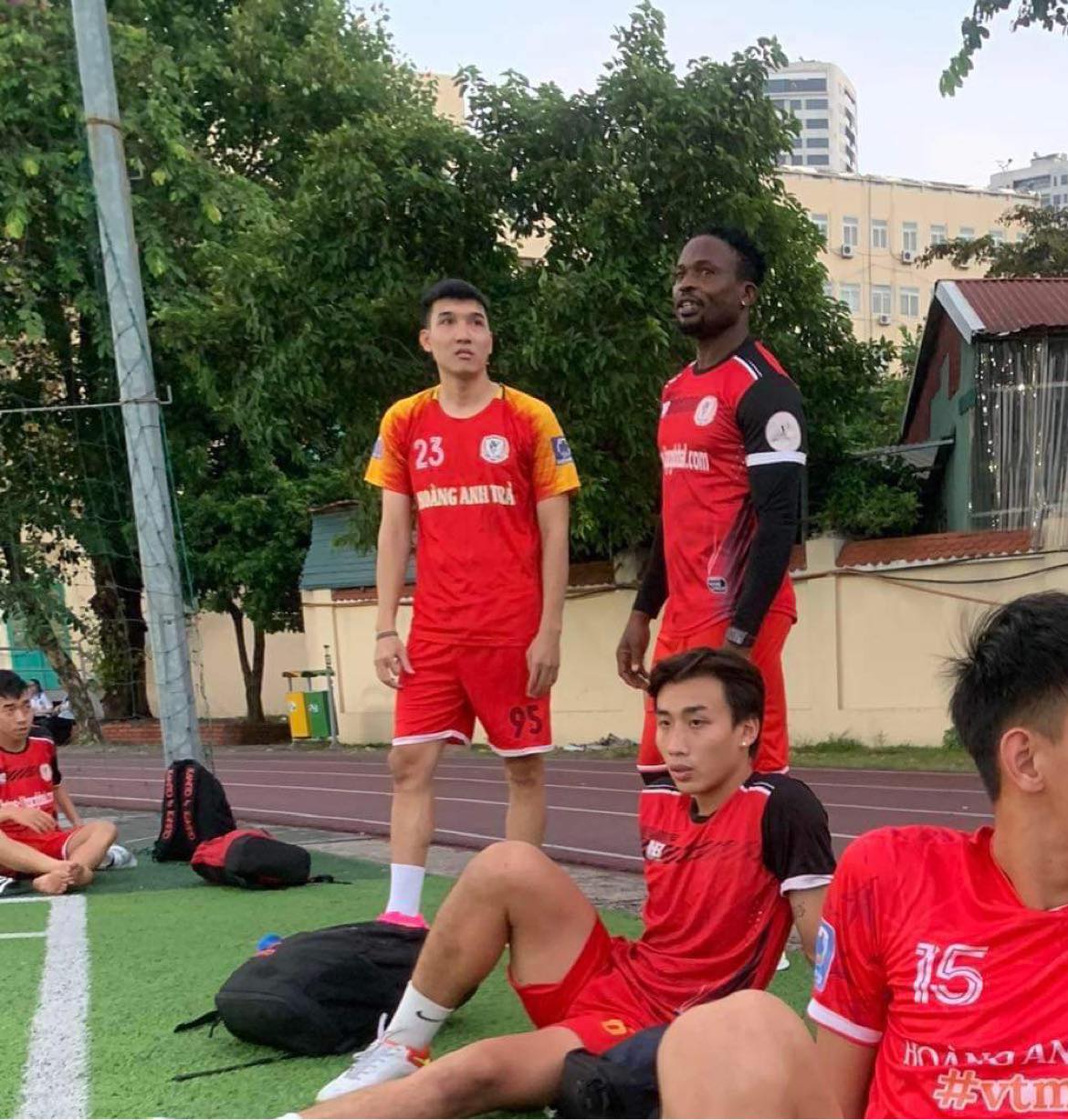 Oseni bất ngờ gia nhập đội bóng phong trào đến từ Thái Nguyên sau khi chia tay Bình Định chỉ sau 1 trận đấu ở V.League 