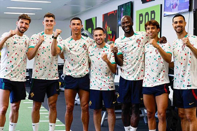 Ronaldo chụp ảnh với áo đội tuyển nữ Bồ Đào Nha trên người