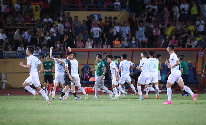 Niềm vui của các cầu thủ Nam Định khi giành vé vào vòng tứ kết Cúp QG. Ảnh: Đức Cường