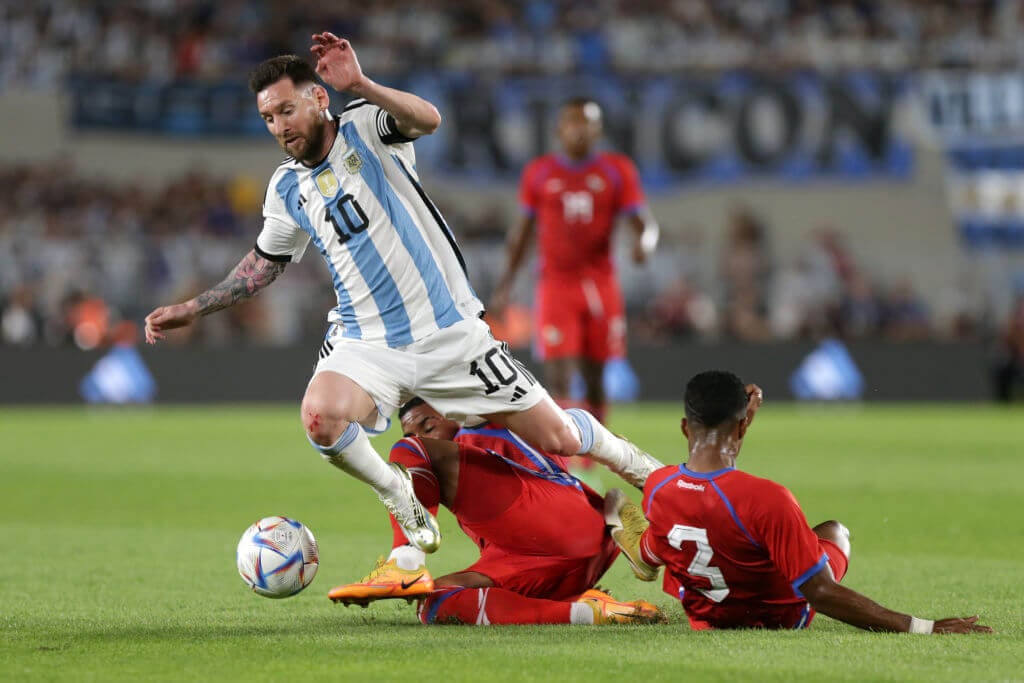Messi luôn là mục tiêu triệt hạ ở mọi giải đấu, nhưng anh đã được trọng tài bảo vệ tốt