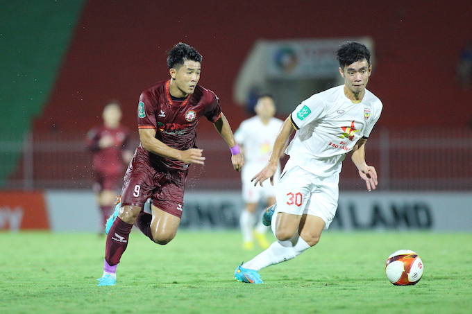 Không ghi bàn, nhưng Hà Đức Chinh vẫn chơi khá ấn tượng trong màu áo Bình Định. Ảnh: Quốc An