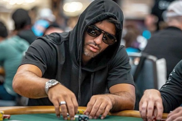Aguero cải trang kín mít khi tham dự giải vô địch poker thế giới