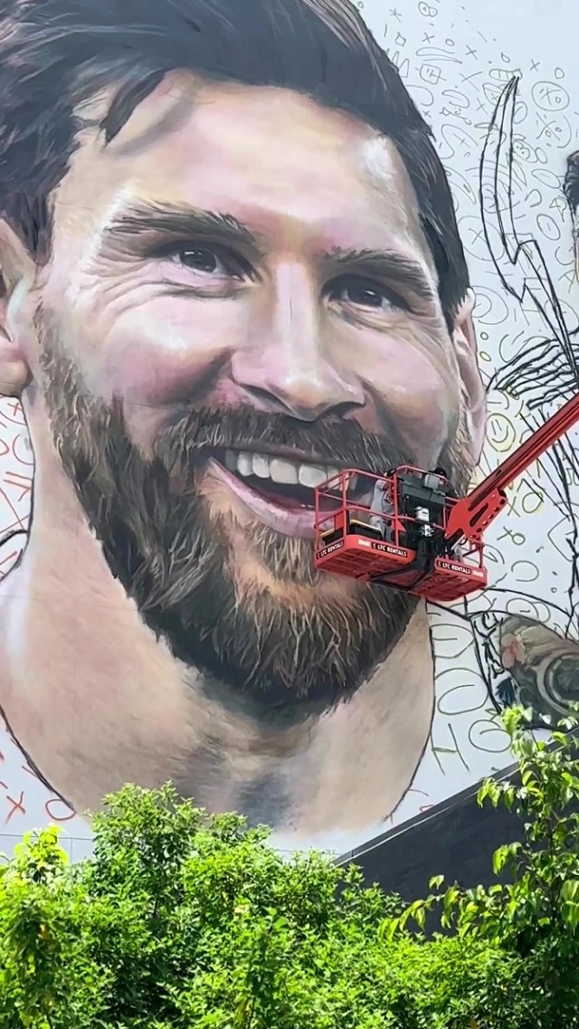 Beckham leo lên cần cẩu cao chót vót để tự tay hoàn thiện bức chân dung Messi