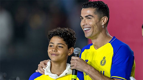 Bức ảnh đầu tiên về mẹ của con trai Ronaldo được đưa ra ánh sáng