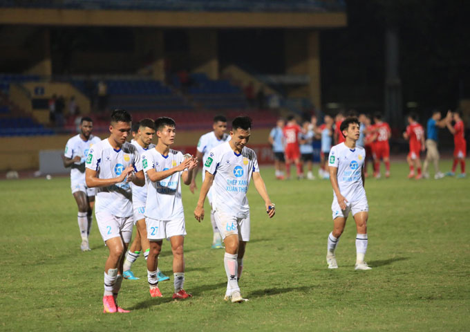 Cầu thủ Nam Định chạy ra xin lỗi CĐV nhà sau trận thua 0-2 trước Viettel