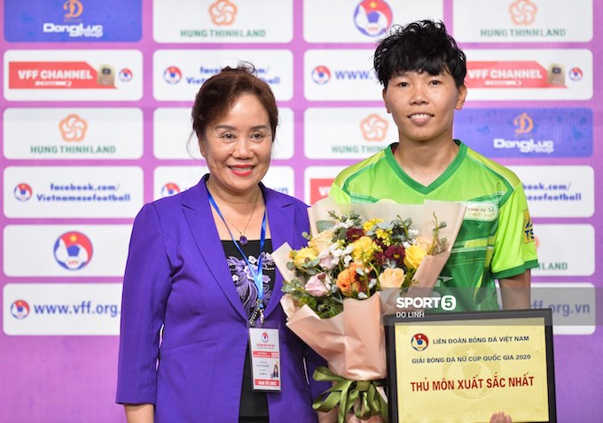 Kim Thanh giành giải Thủ môn xuất sắc nhất Cúp QG 2020. Ảnh: Phan Tùng