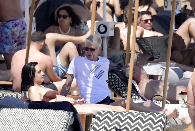 Wenger tận hưởng nắng biển bên cạnh một cô gái tóc nâu bí ẩn