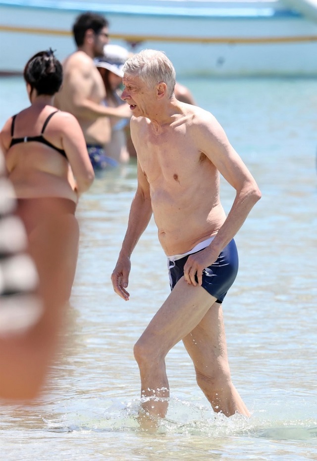 Nhà cầm quân 73 tuổi mặc quần bơi màu xanh xuống biển