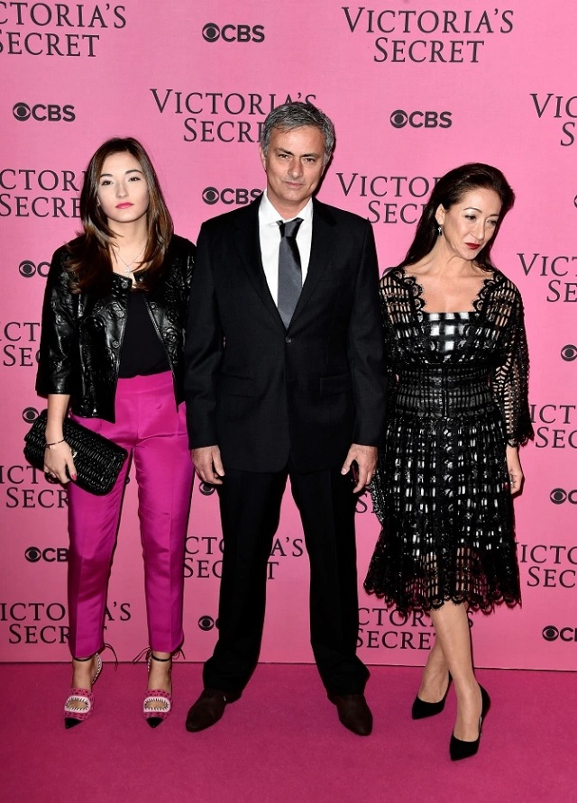 Jose Mourinho bên vợ Matilde "Tami" Faria (phải) và con gái Matilde (trái)
