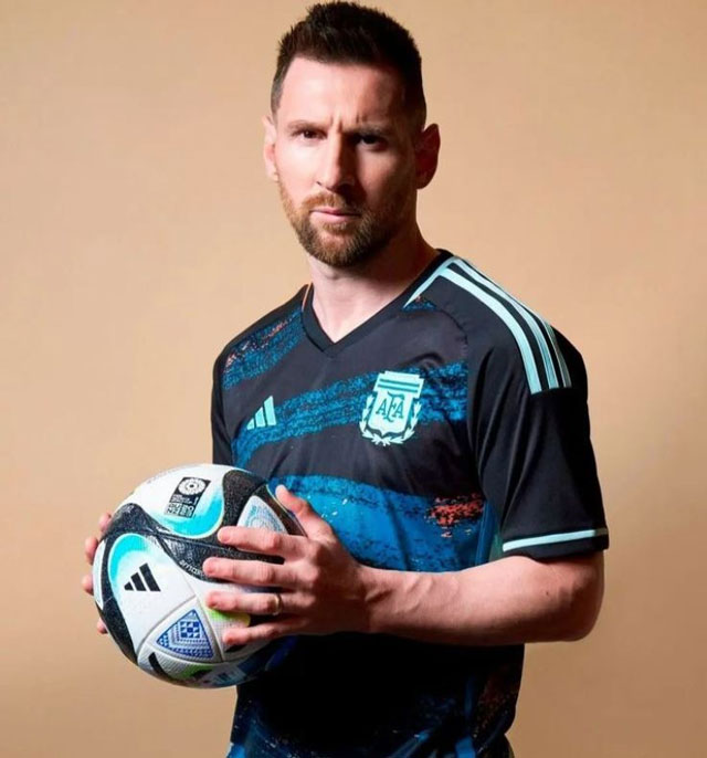 Messi gây bất ngờ khi khoác áo đội tuyển nữ Argentina