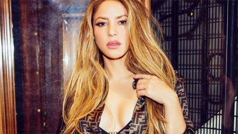 Lộ nội y trong thang máy, Shakira khiến tình trẻ Lewis Hamilton sững người 