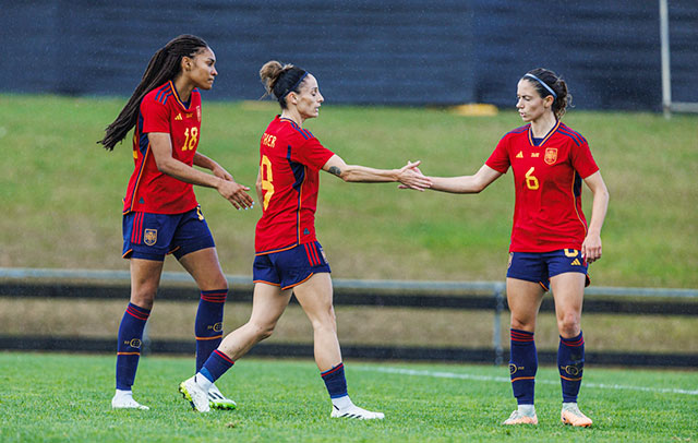 ĐT nữ Việt Nam (áo sáng) không thể đứng vững trước đội hạng 6 thế giới Tây Ban Nha