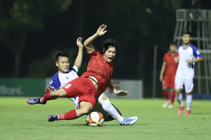Pha tranh bóng quyết liệt giữa cầu thủ PVF-CAND (áo đỏ) và Phú Thọ - Ảnh: Đức Cường