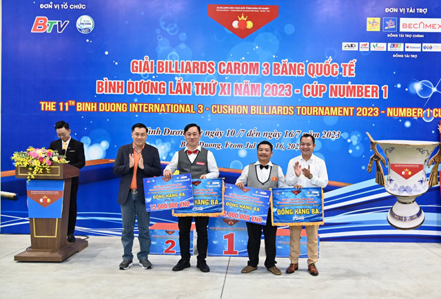 Ông Cao Văn Chóng – Phó Giám đốc Sở Văn hóa, Thể thao và Du lịch - Phó trưởng BTC (bìa trái) trao thưởng cho các vận động viên đạt thứ hạng cao tại giải