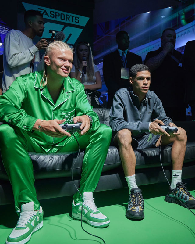 Haaland nổi bật với bộ đồ ngủ màu xanh tại sự kiện của EA Sports 