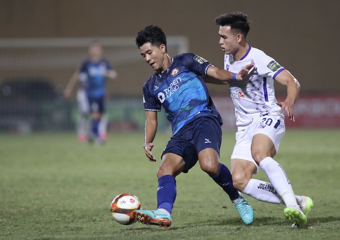 Trận đấu giữa Hà Nội FC (áo trắng) và Bình Định được xem là hay nhất của vòng đấu vừa qua. Ảnh: Minh Tuấn
