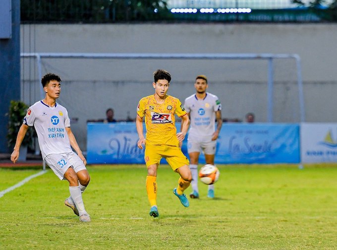 Trọng Hùng (áo vàng) và các đồng đội ở Thanh Hoá vừa thua Nam Định 0-2 trên sân nhà. Ảnh: Đức Cường
