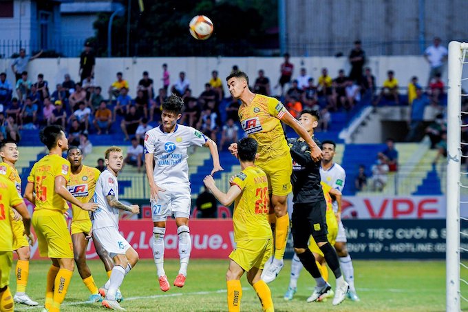 Thanh Hoá (áo vàng) vừa có trận thua 0-2 trước Nam Định. Ảnh: Đức Cường