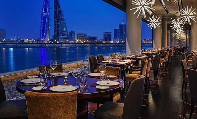 Ở Bahrain có các nhà hàng và quán rượu được cấp phép, khác với Saudi Arabia
