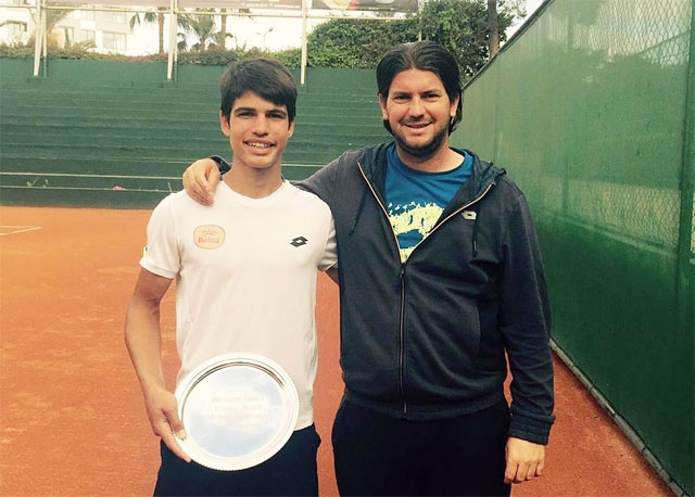 Kiko Navarro (áo sẫm) chính là người thầy đầu tiên của Carlos Alcaraz - nhà tân vô địch Wimbledon 2023