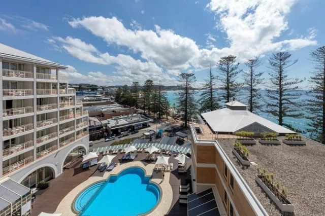 Khách sạn nằm ở bãi biển Central Coast thuộc tiểu bang New South Wales, phía Đông Nam Australia