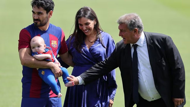Cô vợ Sara của Gundogan đã được chủ tịch Barca tặng bánh sinh nhật