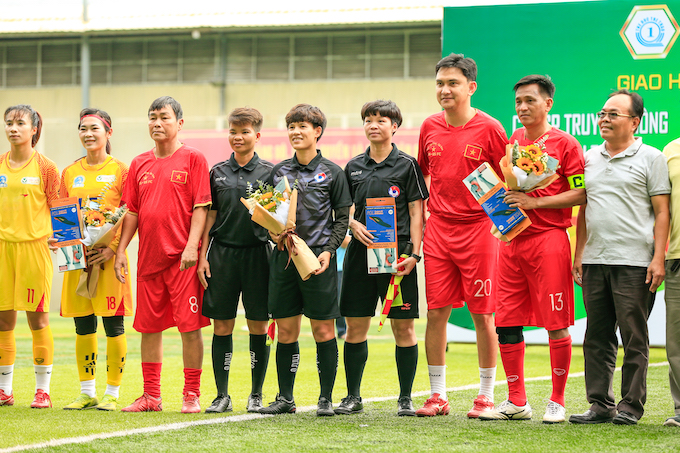 Cựu tuyển thủ Hồ Văn Lợi (8) và Nguyễn Tuấn Phong (20) có mặt trong trận giao hữu. Ảnh: Song Việt